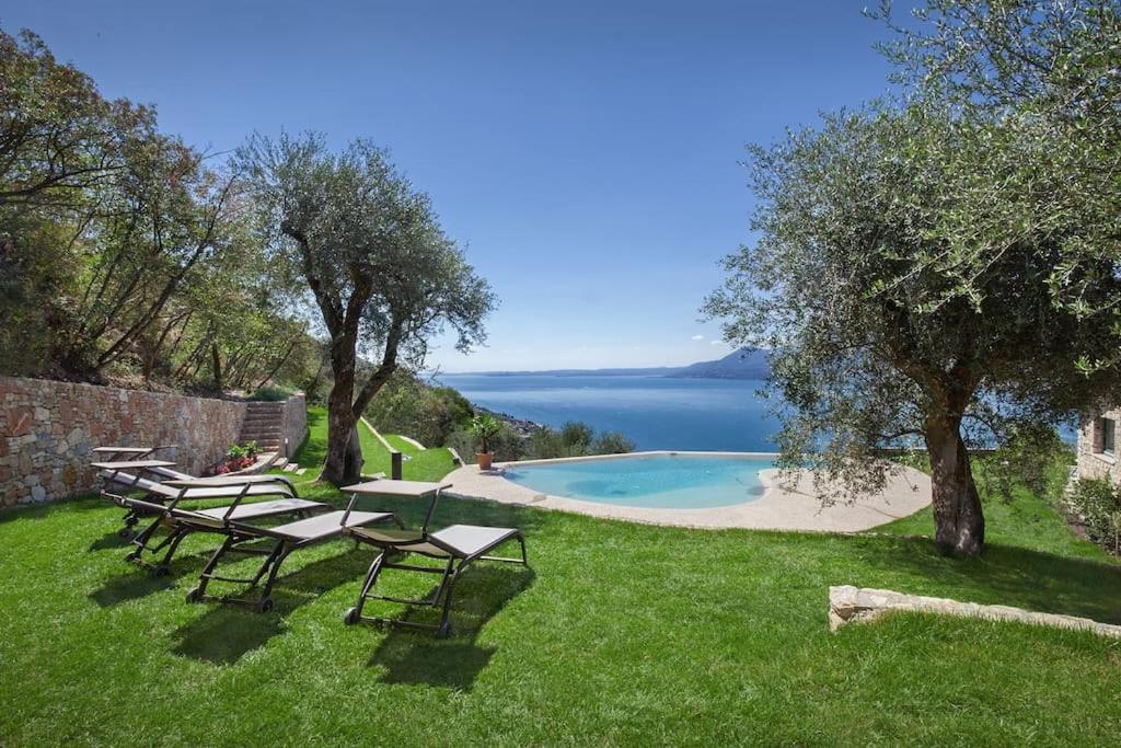 Villa Divina - Apt Divina Con Piscina E Vista Lago Castelletto Di Brenzone Exterior foto